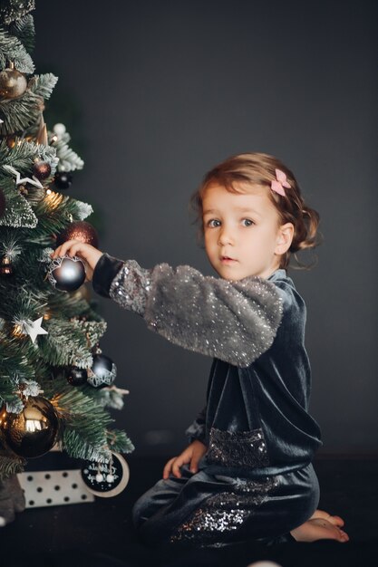 Niño decora un árbol de navidad en casa