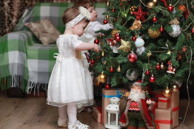 Niño decora el juguete del árbol de Navidad