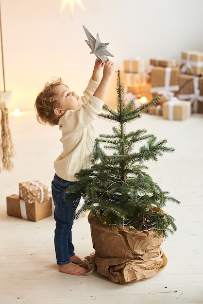 Niño decorando el árbol de Navidad