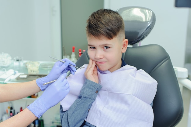 Un niño con un dentista en un consultorio dental.