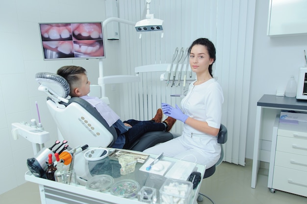 Un niño con un dentista en un consultorio dental.