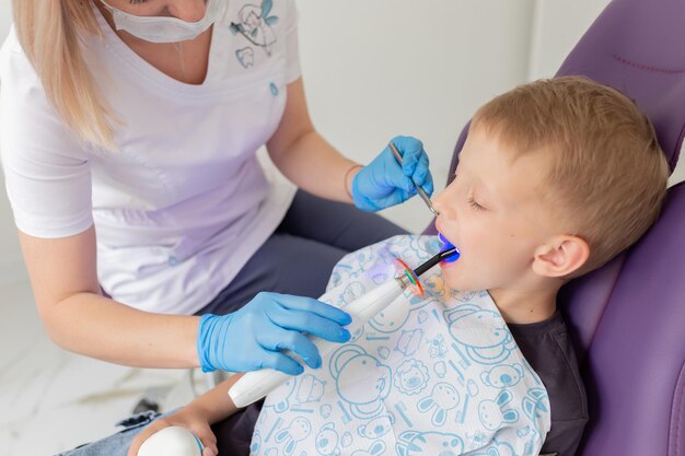 Un niño con un dentista en un consultorio dental.