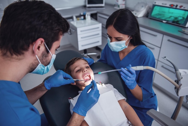 Niño en el dentista.