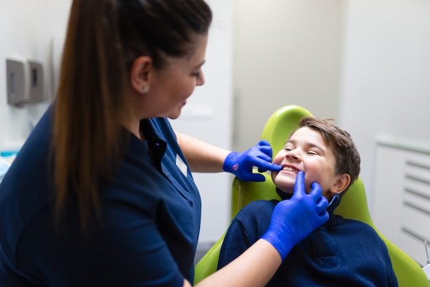 Niño en el dentista