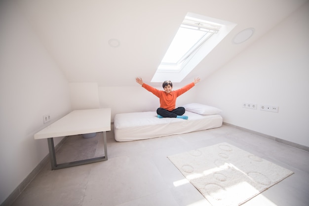 Niño dentro del interior de la casa moderna