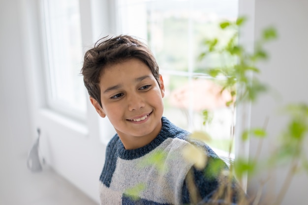 Niño dentro del interior de la casa moderna