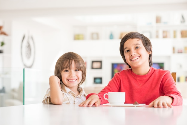 Niño dentro del interior de la casa moderna