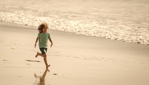 Niño deportivo niño corredor corriendo en la playa al aire libre copia espacio infancia