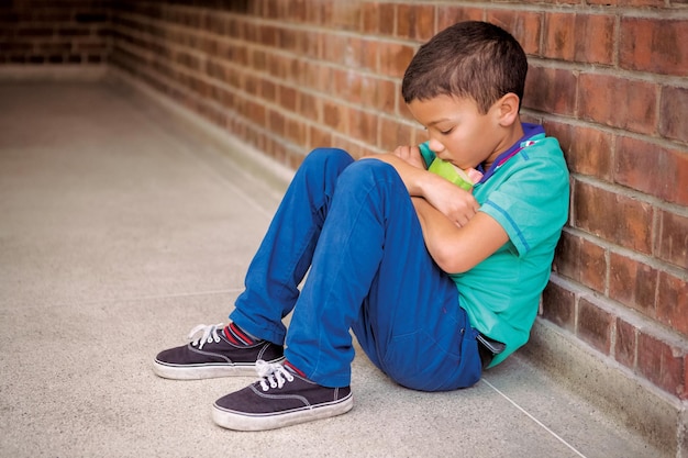 Niño deprimido y sentado