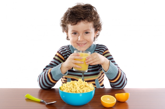 Niño desayunando un sobre fondo blanco