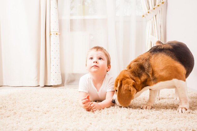 El niño descansa con su fiel perro en la habitación.