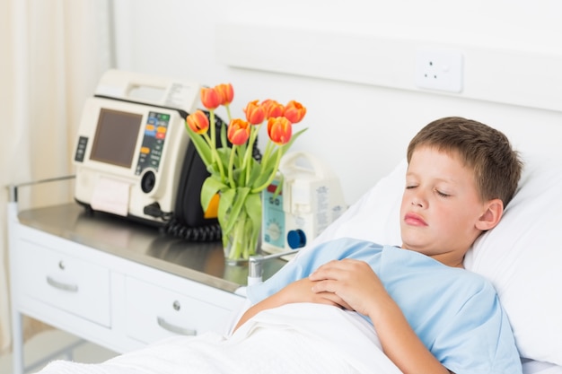 Niño descansando en la cama de hospital