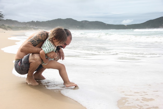 Niño descubriendo el mar con su padre.