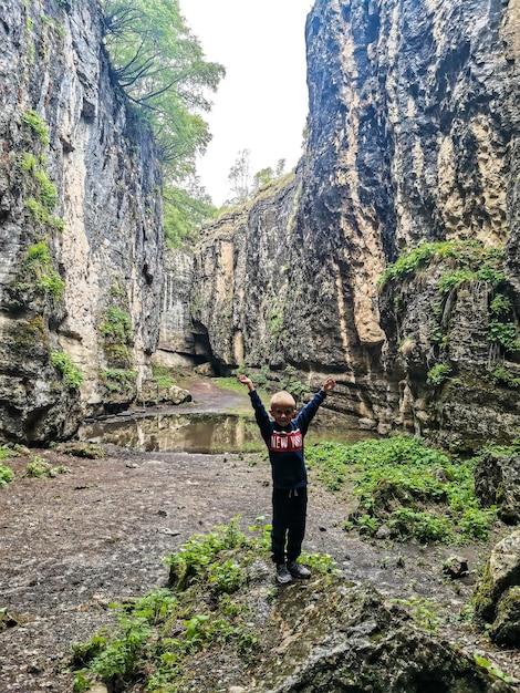 Un niño en el desfiladero de Stone Bowl Un desfiladero en las montañas del paisaje natural de Daguestán Rusia