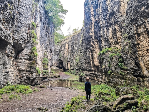 Un niño en el desfiladero de Stone Bowl Un desfiladero en las montañas del paisaje natural de Daguestán Rusia