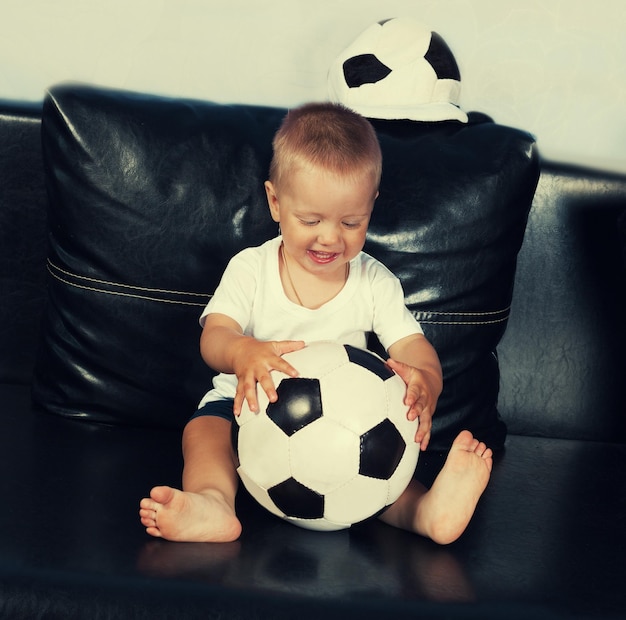 Niño desollando con el fútbol