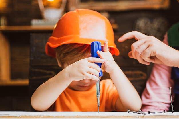 Niño con un destornillador kid boy usando un destornillador concepto de educación infantil