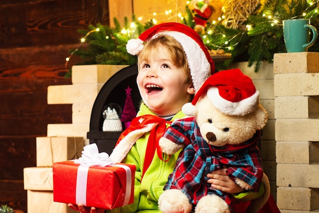 Niño el día de Navidad en casa