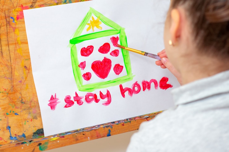 Foto niño dibuja casa con corazones