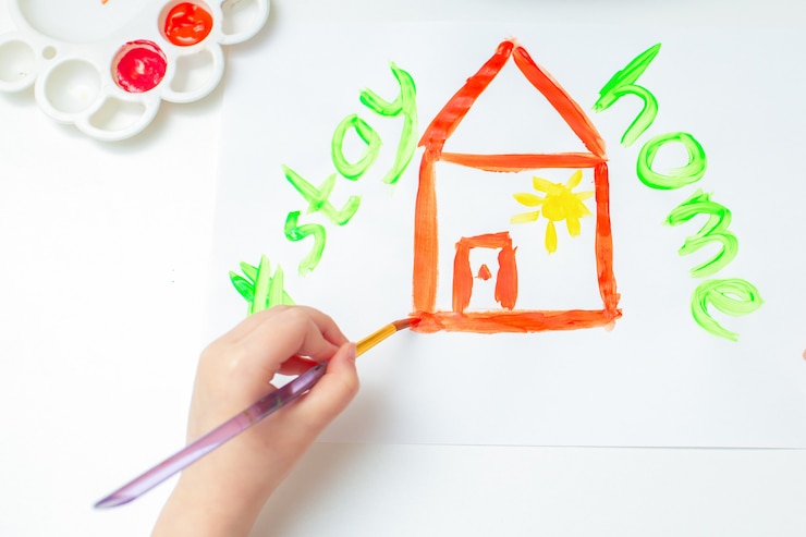 Foto niño dibuja casa