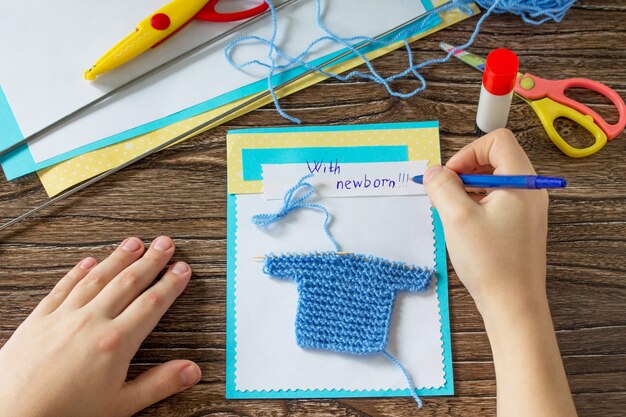 El niño dibuja detalles Tarjeta con chaleco de punto Tarjeta de felicitación con un recién nacido Hecho a mano