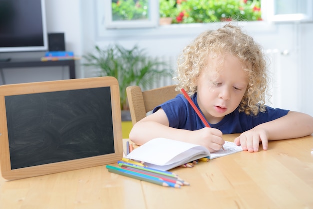 niño dibujando en un cuaderno