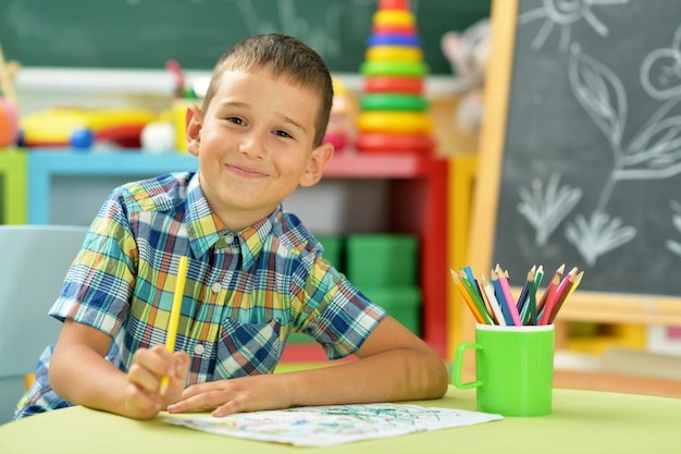 Niño dibujando con lápiz