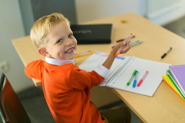 Niño dibujar en la oficina