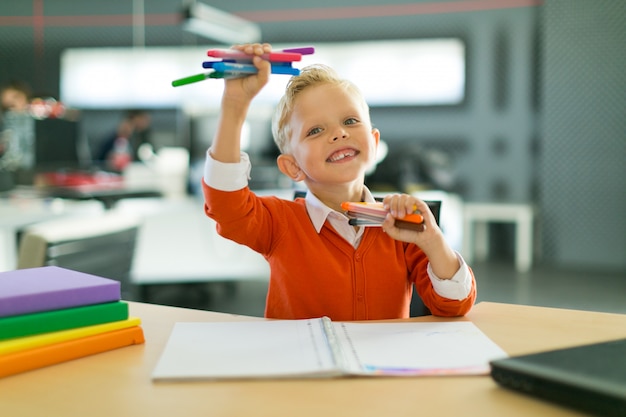 Niño dibujar en la oficina