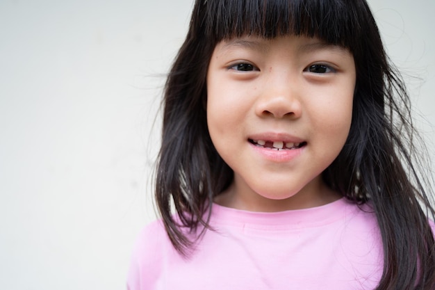 niño, diente roto, niña asiática, sonriente