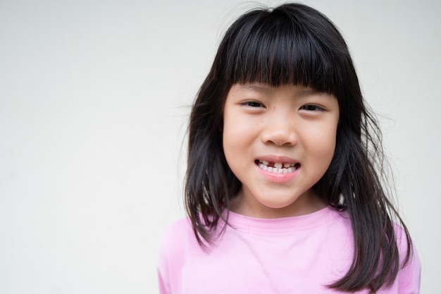 niño, diente roto, niña asiática, sonriente