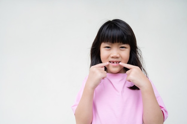 niño, diente roto, niña asiática, sonriente