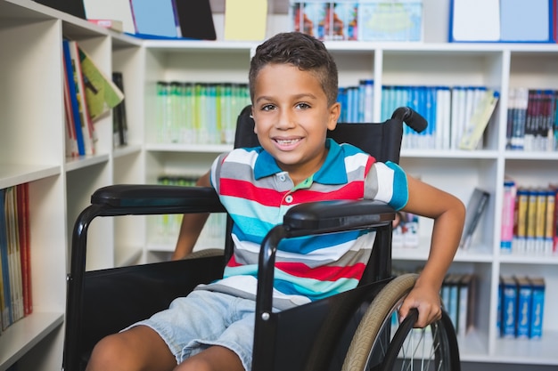 Niño con discapacidad en la biblioteca