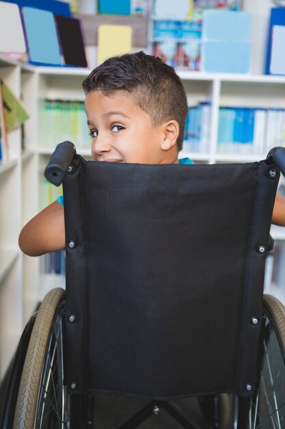 Foto niño con discapacidad en la biblioteca