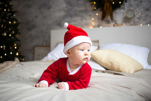 Niño con disfraz de Santa en casa