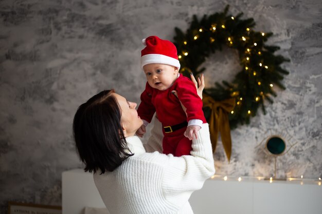 Niño con disfraz de Santa en casa