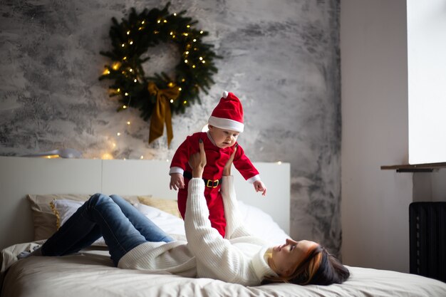 Niño con disfraz de Santa en casa