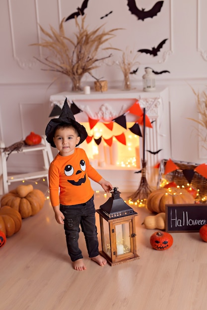 Foto niño disfrazado de bruja de halloween