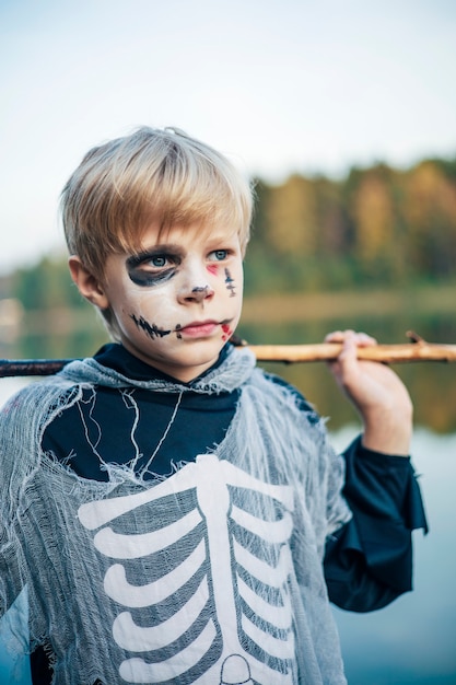 Foto un niño disfrazado de esqueleto para halloween.