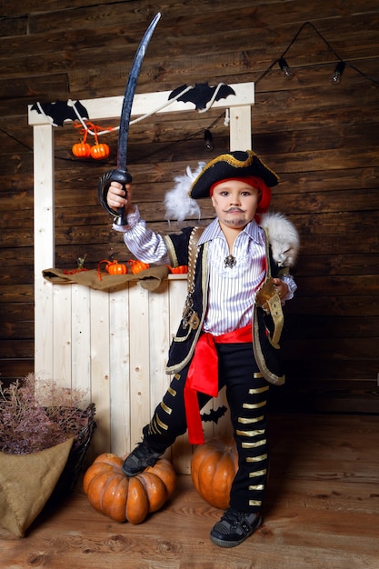 Niño disfrazado de pirata con el telón de fondo de las decoraciones de Halloween