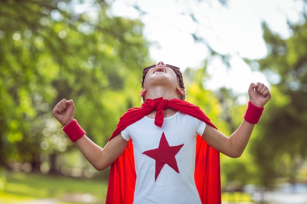 Niño disfrazado de superhéroe