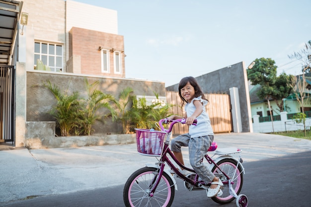 Niño disfruta de andar en bicicleta al aire libre