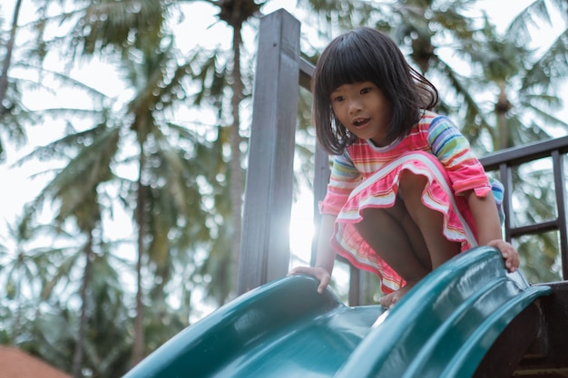 Foto niño disfruta jugando en el patio de recreo