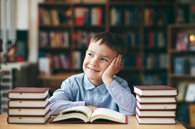 Niño disfrutando de libros