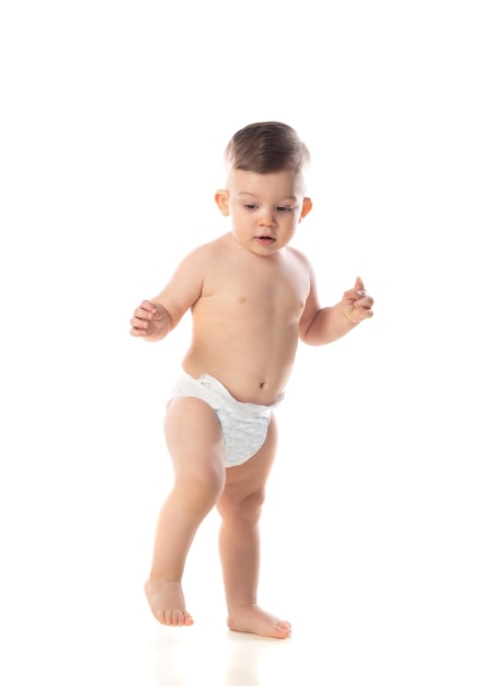 Niño divertido bebé niño niño pequeño desnudo en pañales aislado sobre un fondo blanco