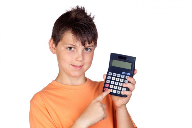 Niño divertido con una calculadora aislada en el fondo blanco