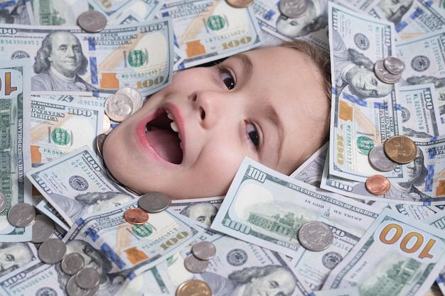 Niño divertido cara en dinero dólares billetes fondo dinero billetes en efectivo dólares americanos d