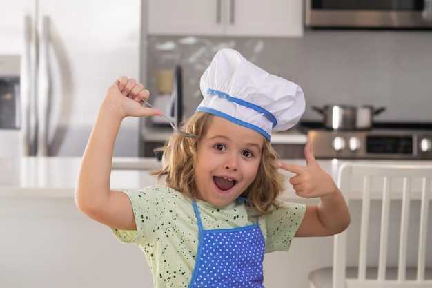 Niño divertido chef cocinar cocina en la cocina