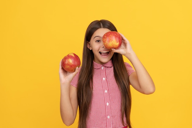 Niño divertido comer alimentos saludables salud infantil manzana fresca orgánica natural vida saludable