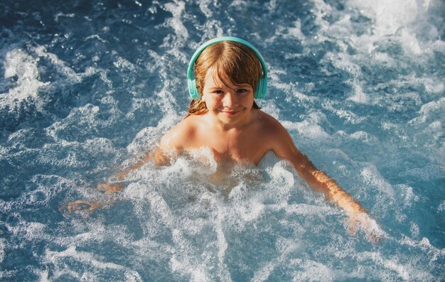 Niño divertido disfrutando del verano en la piscina